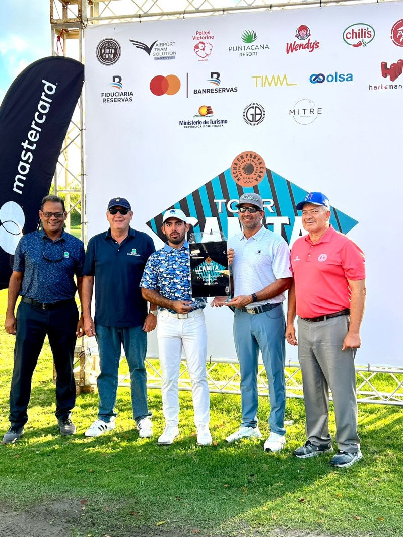 Golfistas con trofeo en campo