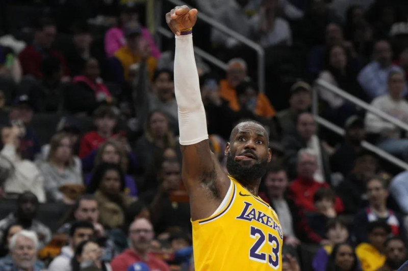 Jugador de baloncesto con camiseta amarilla