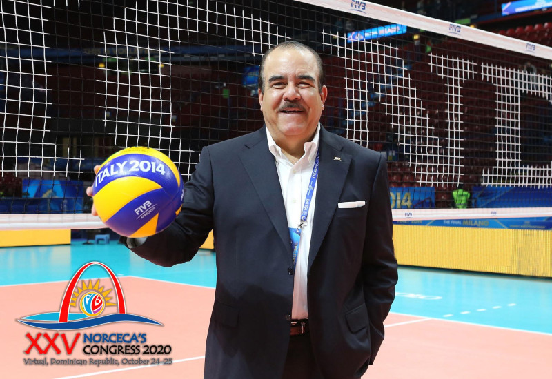 Hombre sostiene balón de voleibol