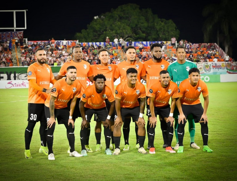 Equipo de fútbol posa en naranja