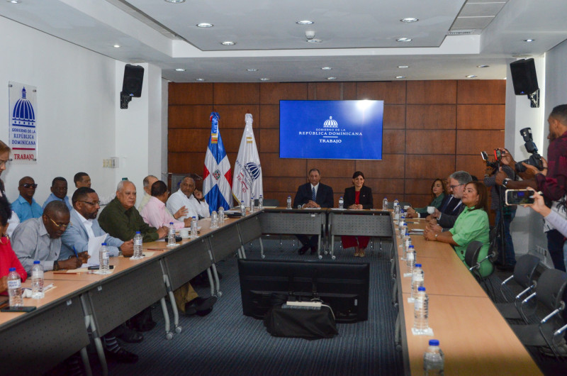 Grupo reunido en mesa de trabajo