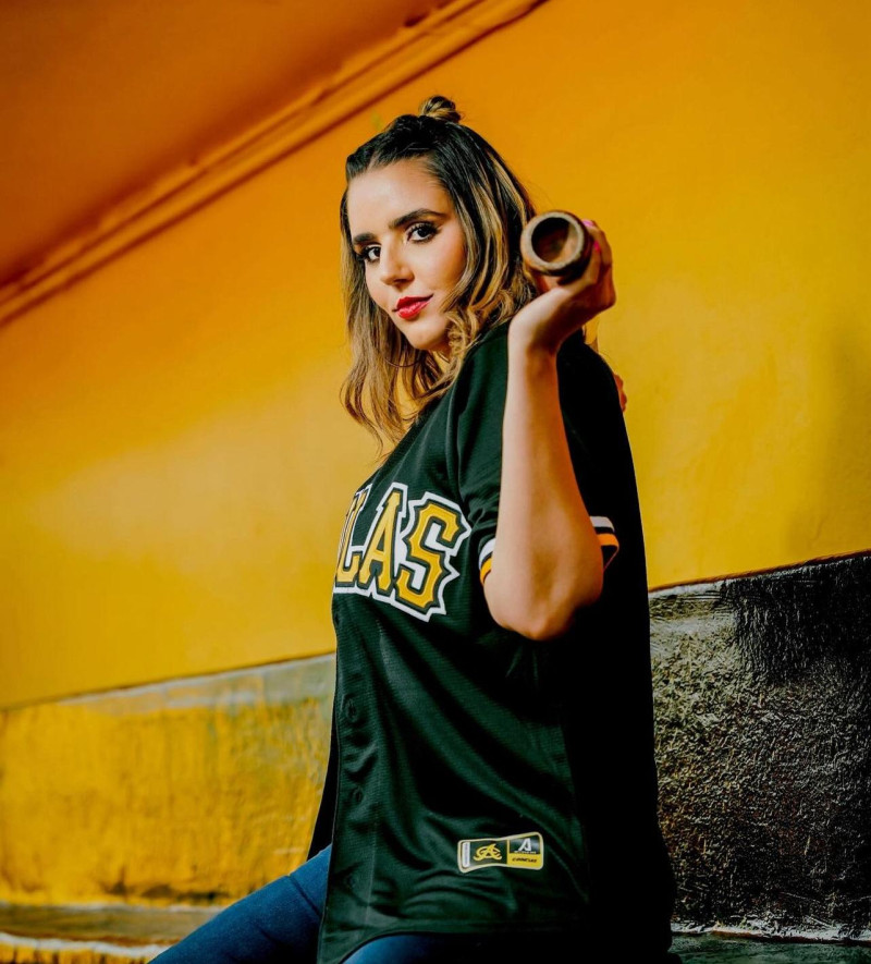 Mujer con camiseta de béisbol