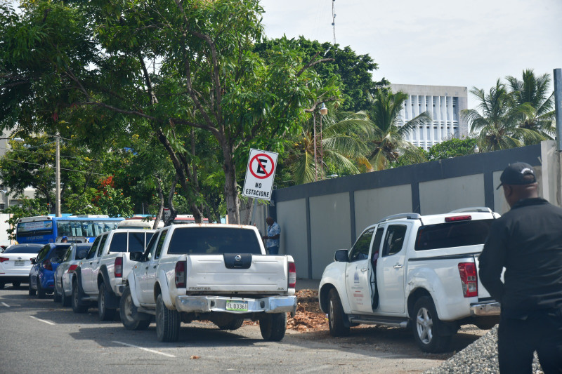 Camiones blancos estacionados en fila