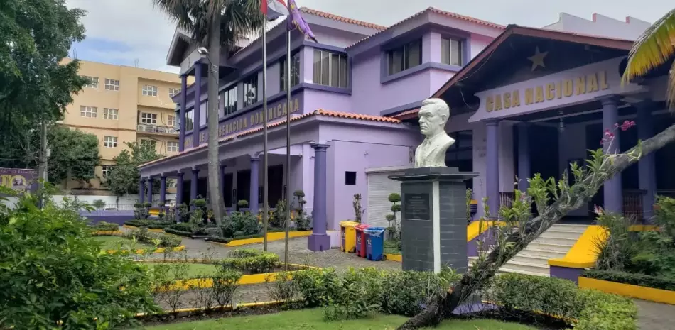 Estatua frente a edificio gubernamental