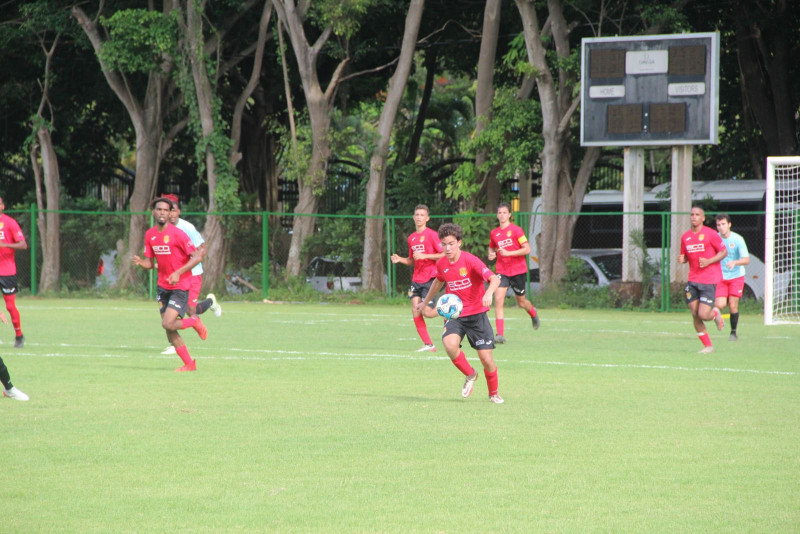 Futbolistas con uniformes rojos