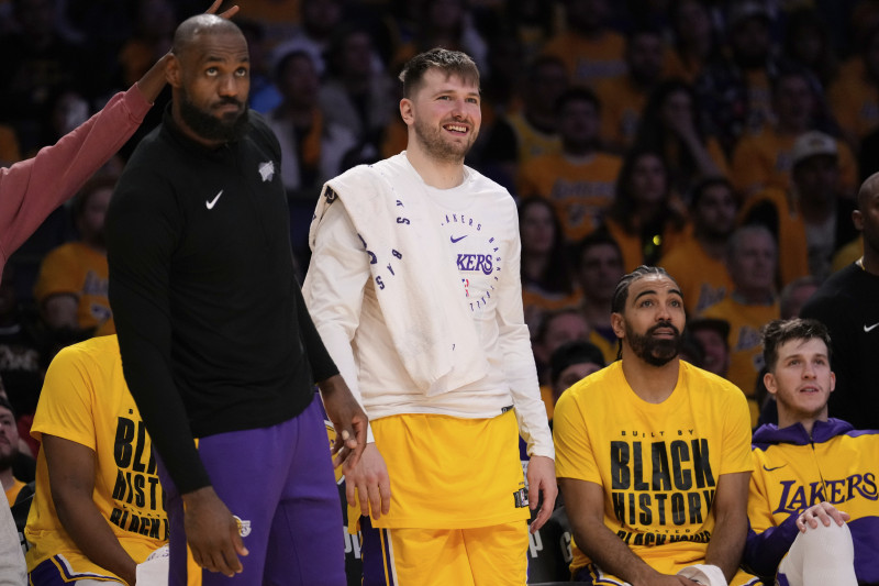 Jugadores de Lakers en el banquillo