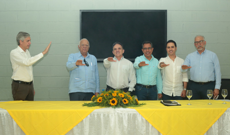 Hombres parados tras mesa durante reunión