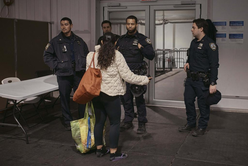 Policías conversan con una mujer