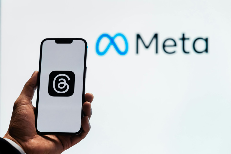 Logo de Meta en teléfono