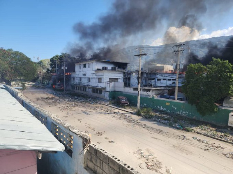 Incendio en edificio con humo denso