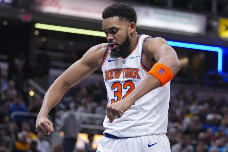 Jugador NBA de uniforme blanco