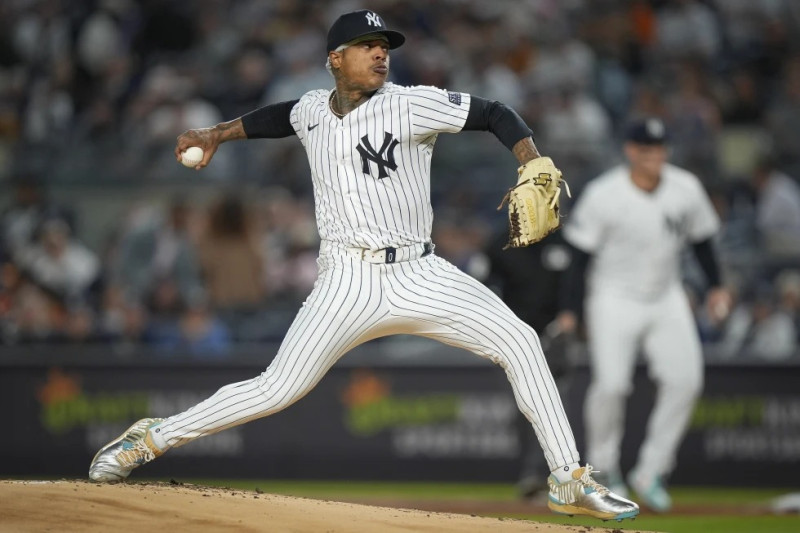 Lanzador de béisbol en acción