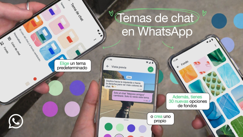 Tres teléfonos con WhatsApp abierto