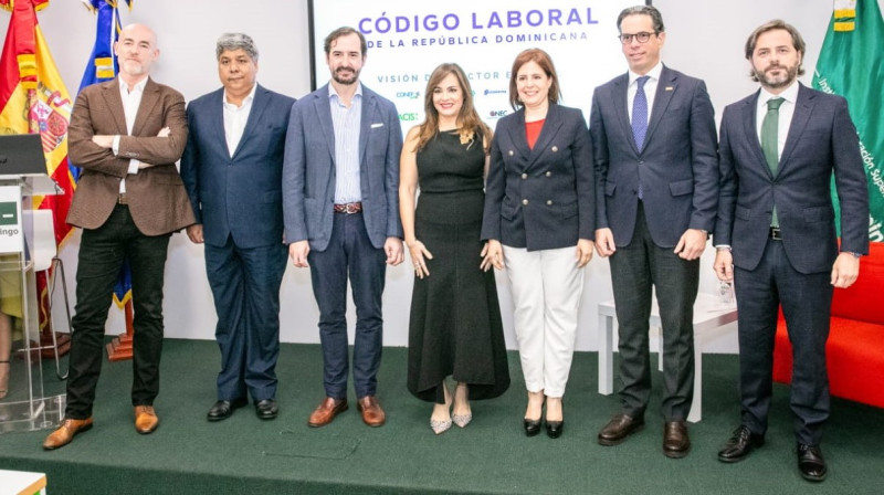 Empresarios reunidos en una oficina