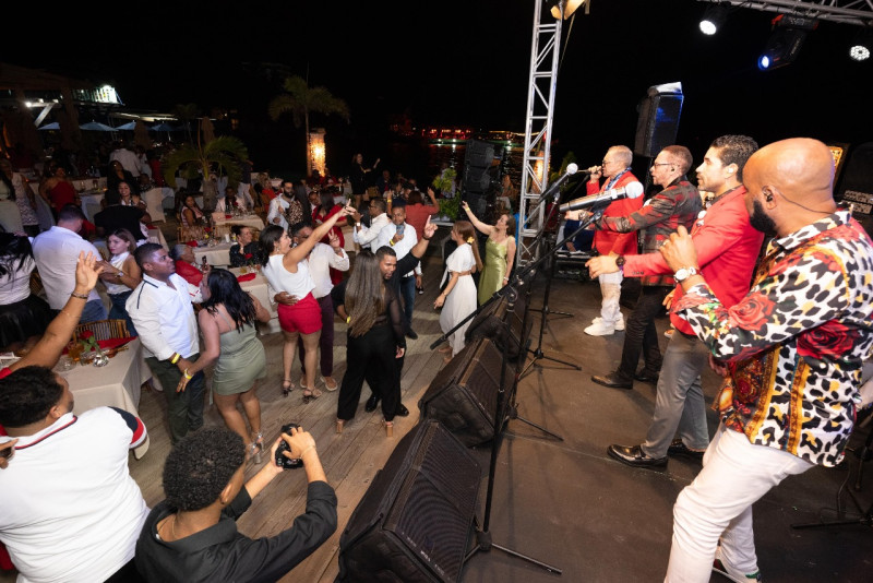 Personas bailando en fiesta nocturna