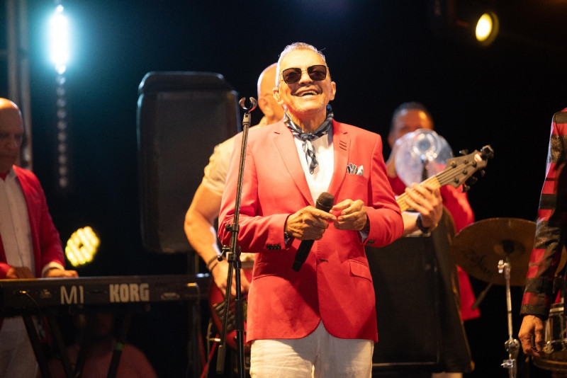 Hombre canta en traje rojo