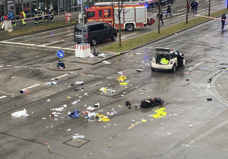 Accidente automovilístico frontal en carretera