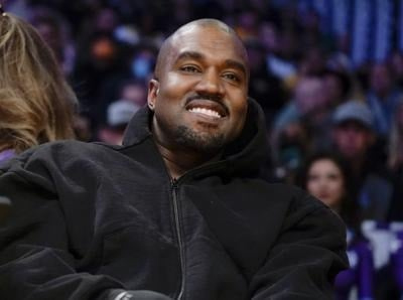 Kanye West sonriendo en alfombra roja