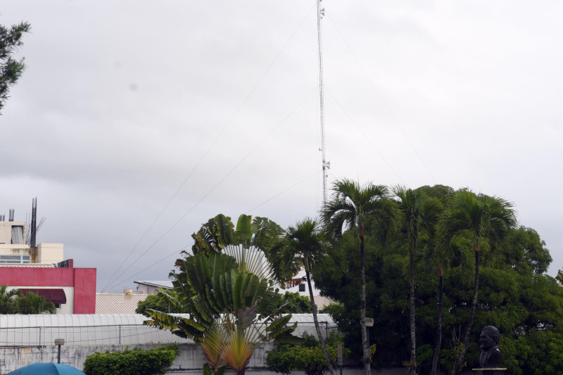 Antena de radio en paisaje tropical