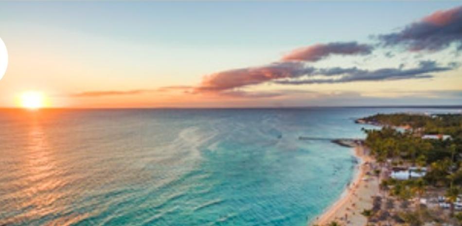 Vista aérea de playa al atardecer