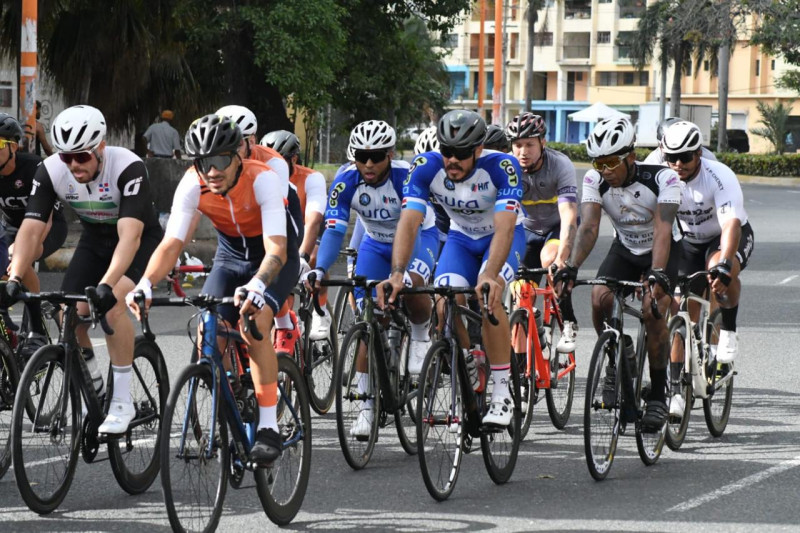 Ciclistas pedaleando en fila