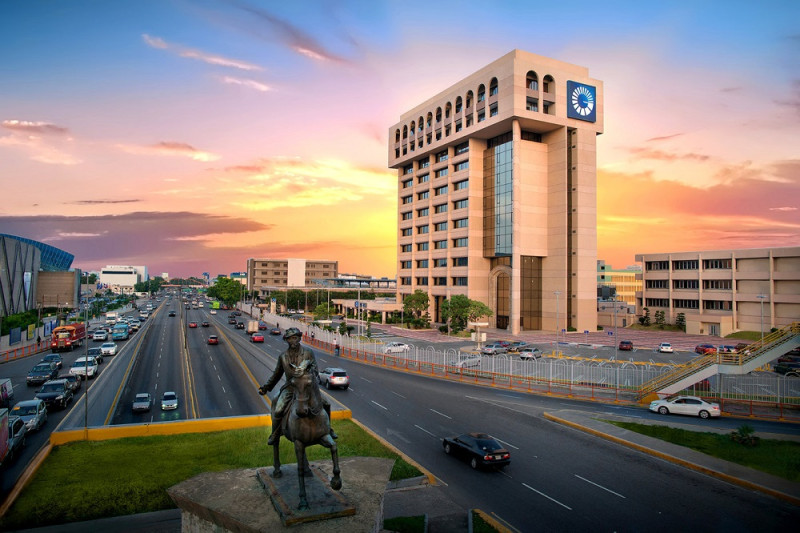 Estatua dorada en calle concurrida