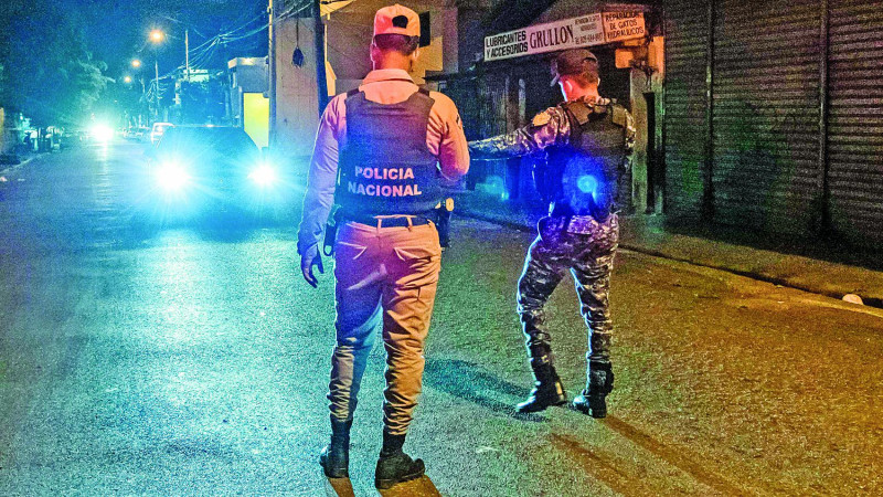 Policías vigilando en la calle