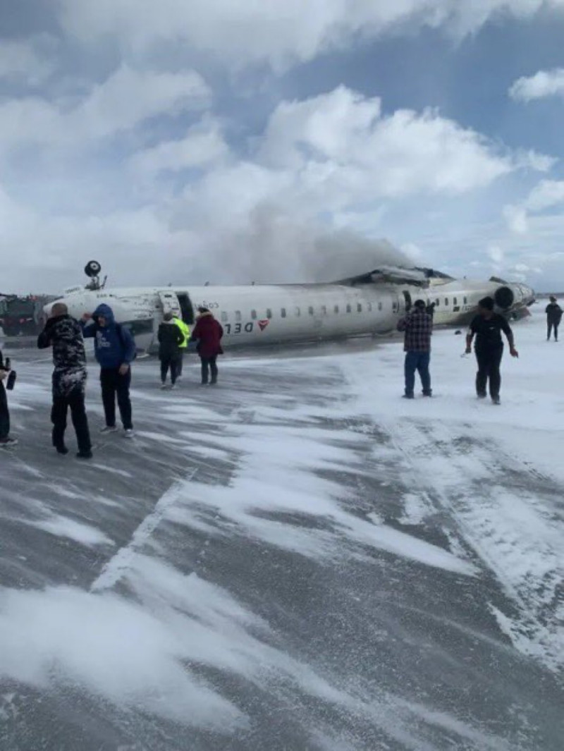 Avión accidentado con bomberos en escena