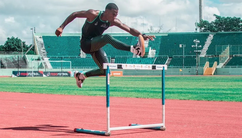 Atleta salta valla en pista