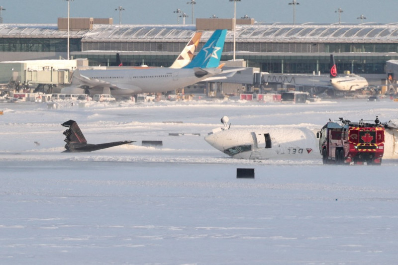 Avión accidentado en aeropuerto nevado