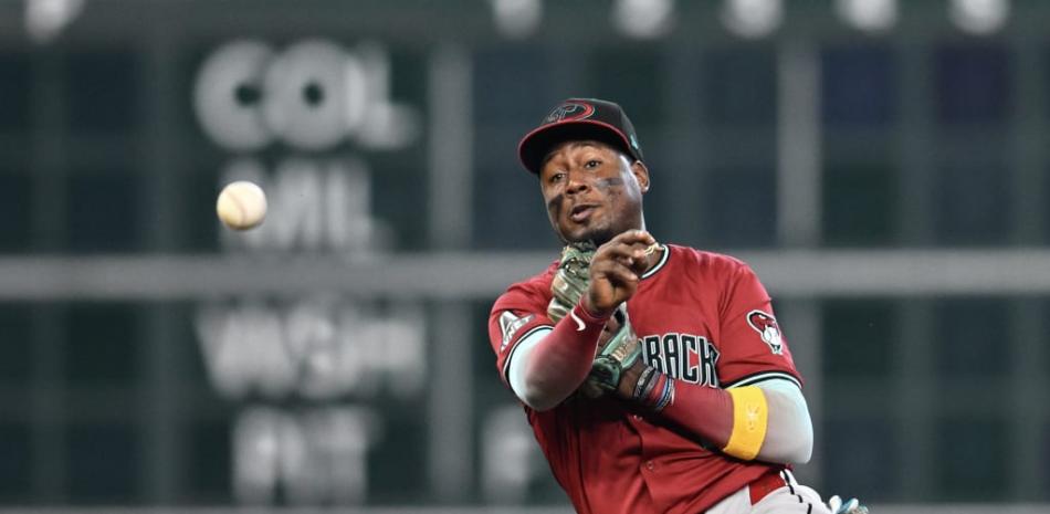 Jugador de béisbol con uniforme rojo