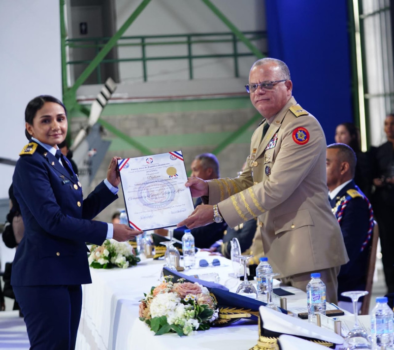 Militar entrega certificado en ceremonia