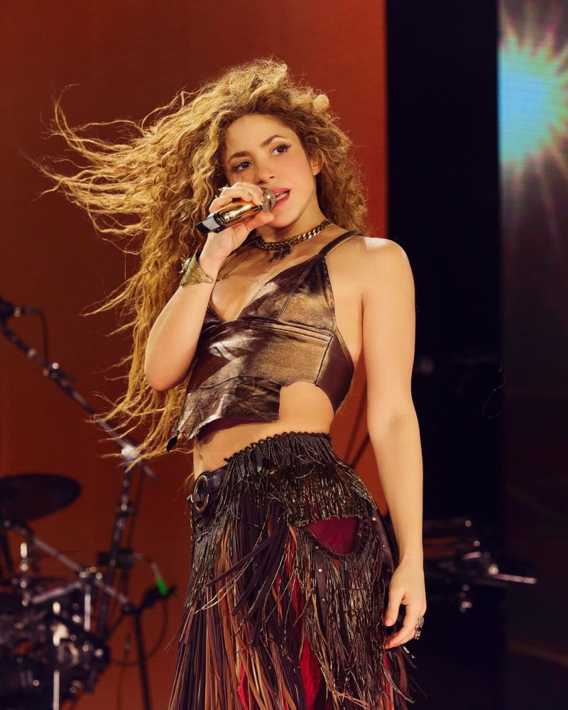 Shakira actuando en concierto