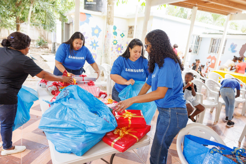 Mujeres empacando regalos en bolsas