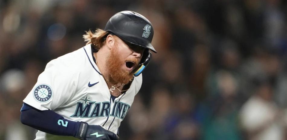 Jugador lanzando pelota en el béisbol