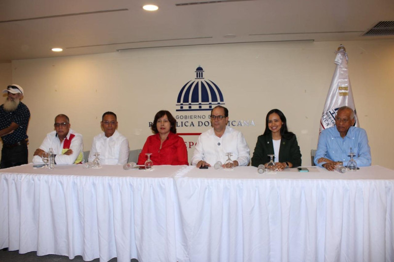 Seis personas conversan en mesa restaurante