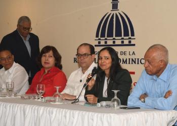 Mujer dando discurso en conferencia