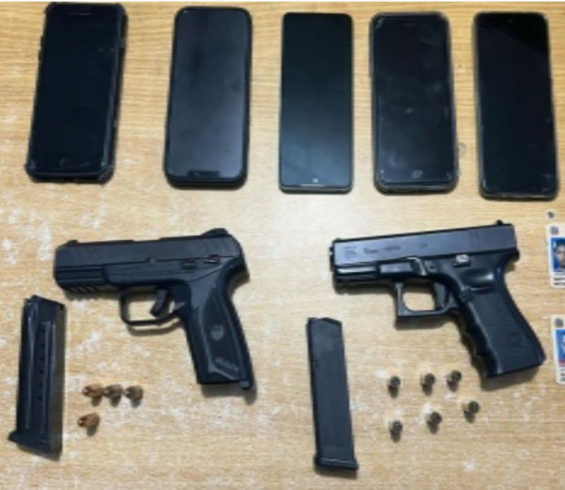 Dos pistolas y teléfonos móviles