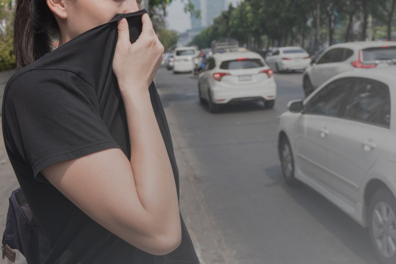 Mujer oculta su rostro con camisa