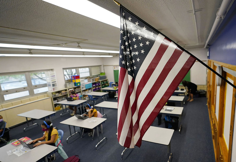 Bandera estadounidense dentro de aula escolar