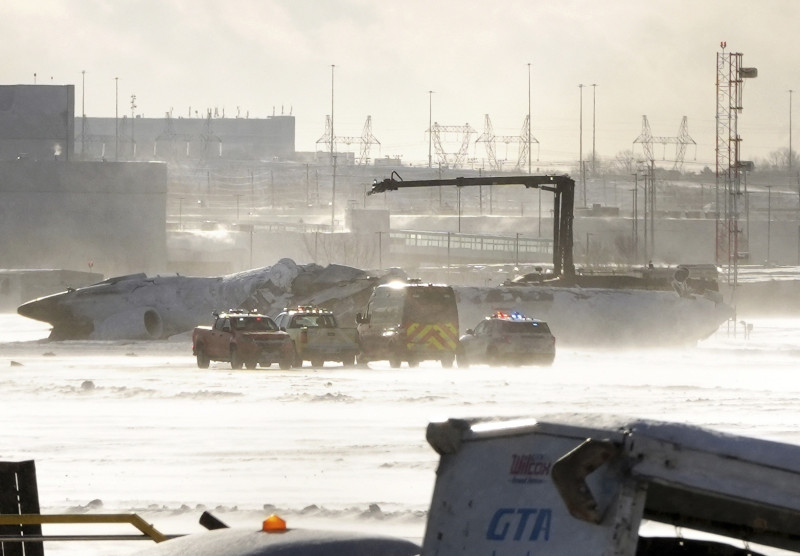 Avión accidentado en aeropuerto nevado