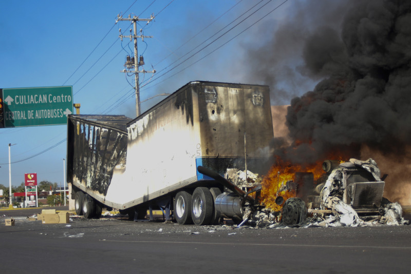 Camión quemado en carretera dominicana