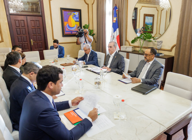 Empresarios reunidos en mesa de conferencia