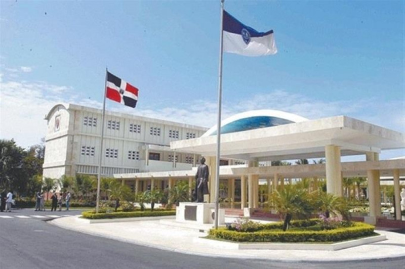 Palacio Nacional con banderas dominicanas