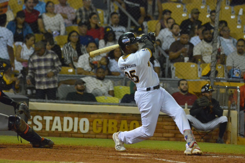 Jugador de béisbol en uniforme blanco