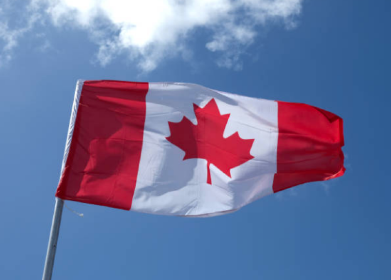 Bandera canadiense ondeando al viento