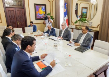 Hombres reunidos en mesa ejecutiva