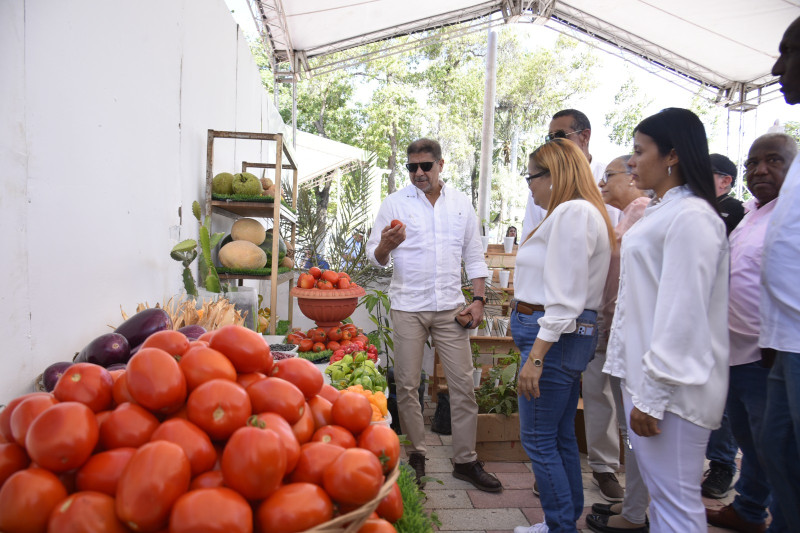 Pareja comprando frutas y verduras