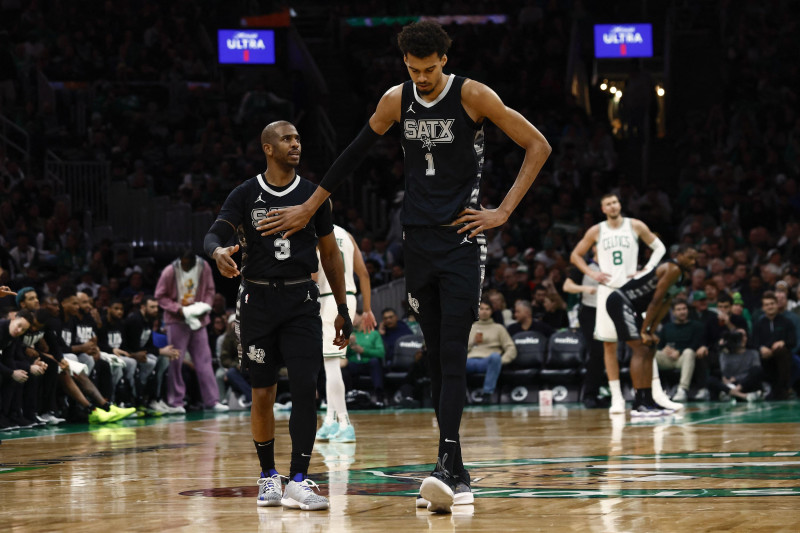 Dos jugadores de baloncesto uniformados