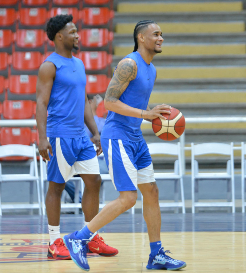 Dos basquetbolistas con uniforme azul